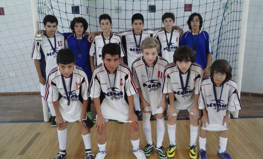 Aulas especializadas incentivam a prática de esportes 36 mil alunos participam de 18 modalidades esportivas que integram os Jogos Escolares do Paraná. Aulas de treinamento acontecem em mais de mil colégios.