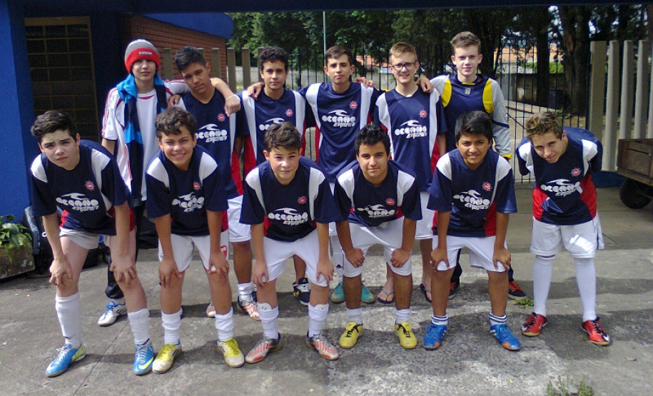 Aulas especializadas incentivam a prática de esportes 36 mil alunos participam de 18 modalidades esportivas que integram os Jogos Escolares do Paraná. Aulas de treinamento acontecem em mais de mil colégios.