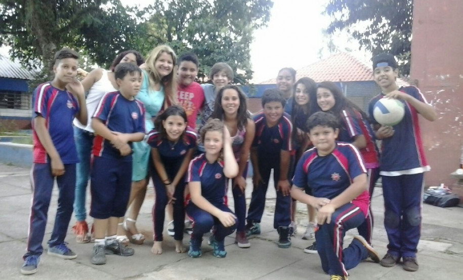 Aulas especializadas incentivam a prática de esportes 36 mil alunos participam de 18 modalidades esportivas que integram os Jogos Escolares do Paraná. Aulas de treinamento acontecem em mais de mil colégios.