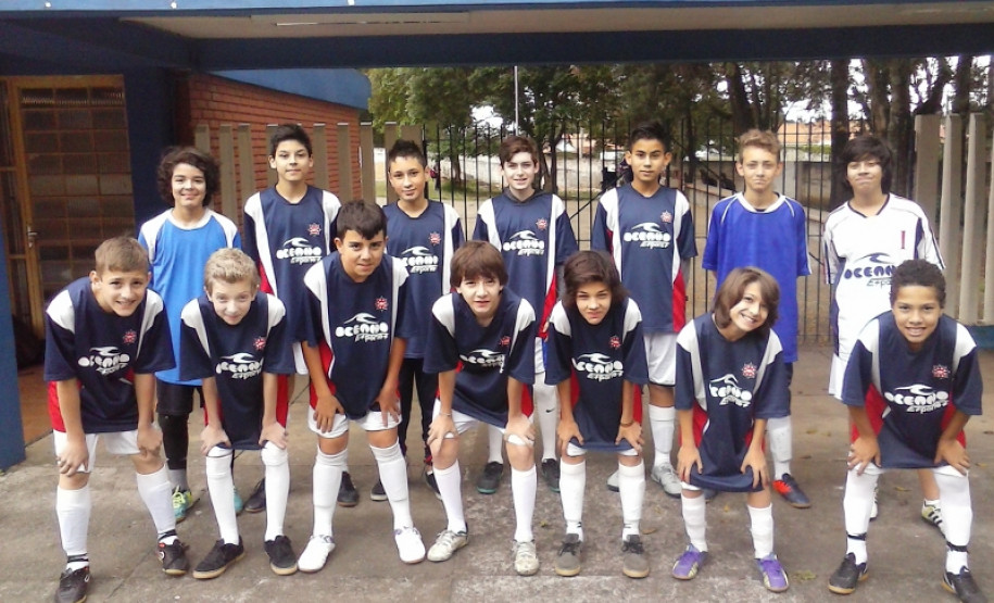 Aulas especializadas incentivam a prática de esportes 36 mil alunos participam de 18 modalidades esportivas que integram os Jogos Escolares do Paraná. Aulas de treinamento acontecem em mais de mil colégios.