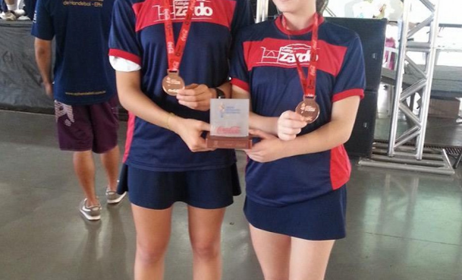 Aulas especializadas incentivam a prática de esportes 36 mil alunos participam de 18 modalidades esportivas que integram os Jogos Escolares do Paraná. Aulas de treinamento acontecem em mais de mil colégios.