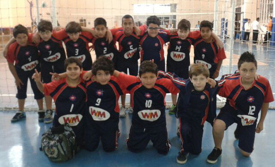 Aulas especializadas incentivam a prática de esportes 36 mil alunos participam de 18 modalidades esportivas que integram os Jogos Escolares do Paraná. Aulas de treinamento acontecem em mais de mil colégios.