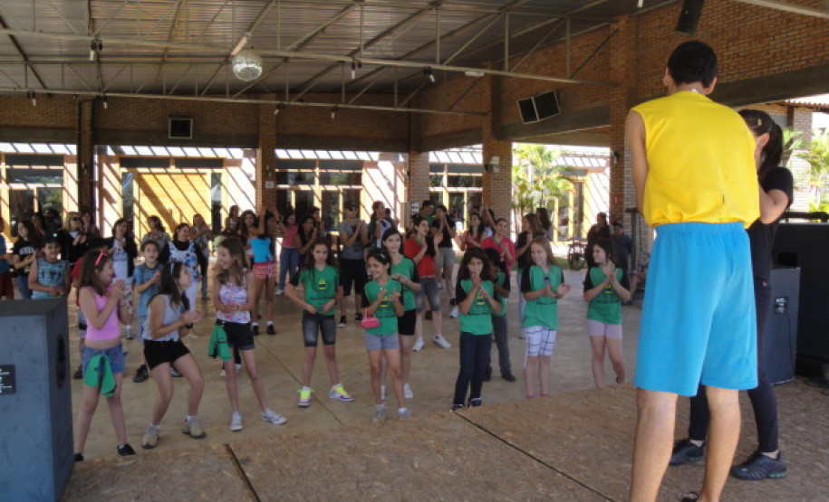 Mais de cem estudantes foram a Pirapozinho, interior de São Paulo, para realizar caminhada ecológica e atividades recreativas.