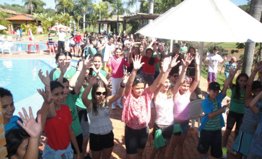 Mais de cem estudantes foram a Pirapozinho, interior de São Paulo, para realizar caminhada ecológica e atividades recreativas.