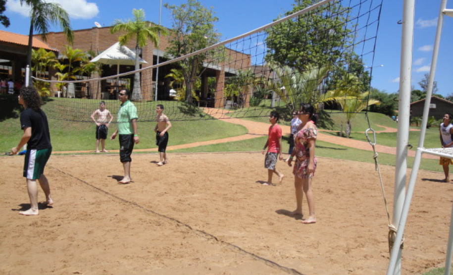 Mais de cem estudantes foram a Pirapozinho, interior de São Paulo, para realizar caminhada ecológica e atividades recreativas.