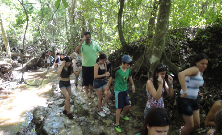 Mais de cem estudantes foram a Pirapozinho, interior de São Paulo, para realizar caminhada ecológica e atividades recreativas.