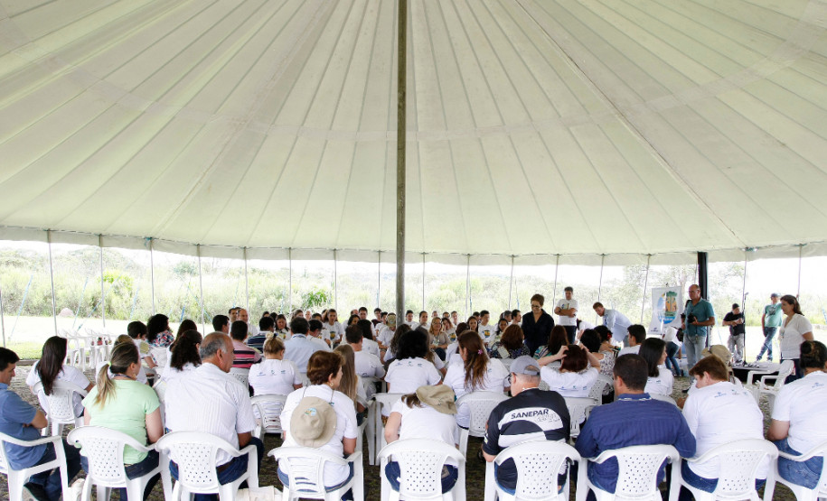 A Sanepar recebe nesta terça e quarta-feira (9 e 10), no Parque das Nascentes, em Pinhais, 120 alunos e professores das escolas paranaenses que participam do programa “Sustentabilidade: da Escola ao Rio”. Vindos de diversas regiões do Estado, eles estão reunidos para trocar experiências e compartilhar os resultados do monitoramento da água dos rios do Paraná e dos resíduos sólidos nas áreas de mananciais. 09-12-14.