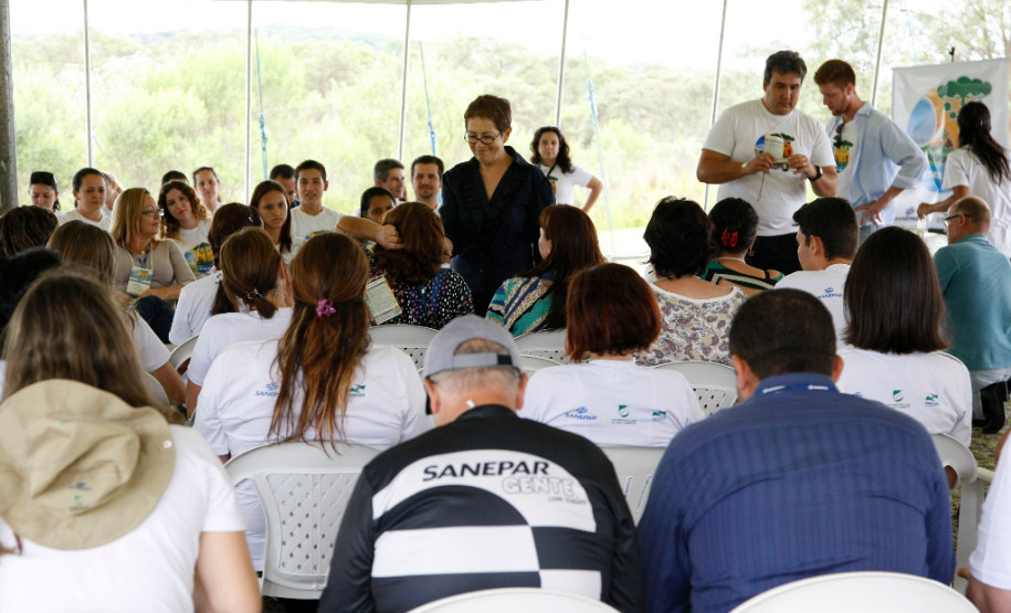 A Sanepar recebe nesta terça e quarta-feira (9 e 10), no Parque das Nascentes, em Pinhais, 120 alunos e professores das escolas paranaenses que participam do programa “Sustentabilidade: da Escola ao Rio”. Vindos de diversas regiões do Estado, eles estão reunidos para trocar experiências e compartilhar os resultados do monitoramento da água dos rios do Paraná e dos resíduos sólidos nas áreas de mananciais. 09-12-14.