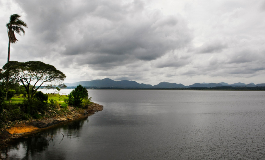 A Sanepar recebe nesta terça e quarta-feira (9 e 10), no Parque das Nascentes, em Pinhais, 120 alunos e professores das escolas paranaenses que participam do programa “Sustentabilidade: da Escola ao Rio”. Vindos de diversas regiões do Estado, eles estão reunidos para trocar experiências e compartilhar os resultados do monitoramento da água dos rios do Paraná e dos resíduos sólidos nas áreas de mananciais. 09-12-14.