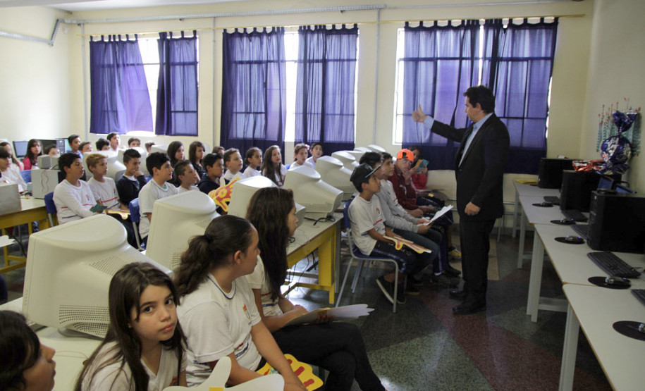 Alunos e professores participam de evento contra a pirataria Alunos e professores de colégios estaduais participam da Semana Original, evento de combate à pirataria que acontece de 9 a 12 de dezembro, em Curitiba. A ação é promovida pelo Sindicato Nacional dos Analistas Tributários da Receita Federal (Sindireceita) e o Instituto Brasileiro de Ética Concorrencial para sensibilizar a sociedade quanto à valorização de produtos originais, combate ao contrabando e pirataria, além da importância dos tributos.