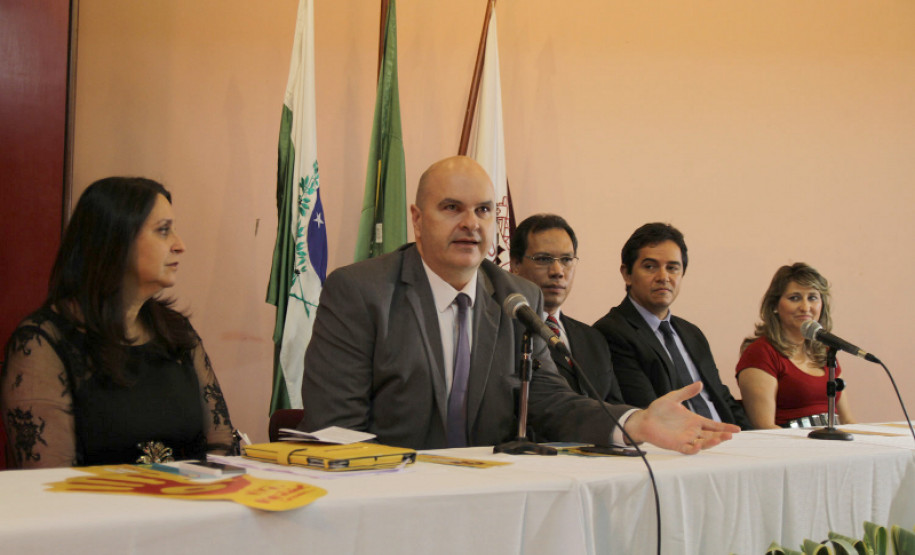 Alunos e professores participam de evento contra a pirataria Alunos e professores de colégios estaduais participam da Semana Original, evento de combate à pirataria que acontece de 9 a 12 de dezembro, em Curitiba. A ação é promovida pelo Sindicato Nacional dos Analistas Tributários da Receita Federal (Sindireceita) e o Instituto Brasileiro de Ética Concorrencial para sensibilizar a sociedade quanto à valorização de produtos originais, combate ao contrabando e pirataria, além da importância dos tributos.