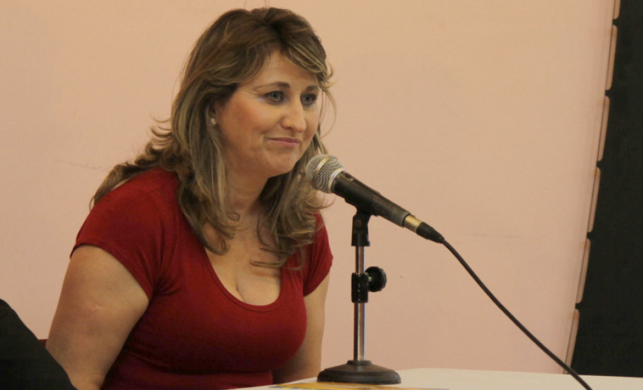 Alunos e professores participam de evento contra a pirataria Alunos e professores de colégios estaduais participam da Semana Original, evento de combate à pirataria que acontece de 9 a 12 de dezembro, em Curitiba. A ação é promovida pelo Sindicato Nacional dos Analistas Tributários da Receita Federal (Sindireceita) e o Instituto Brasileiro de Ética Concorrencial para sensibilizar a sociedade quanto à valorização de produtos originais, combate ao contrabando e pirataria, além da importância dos tributos.