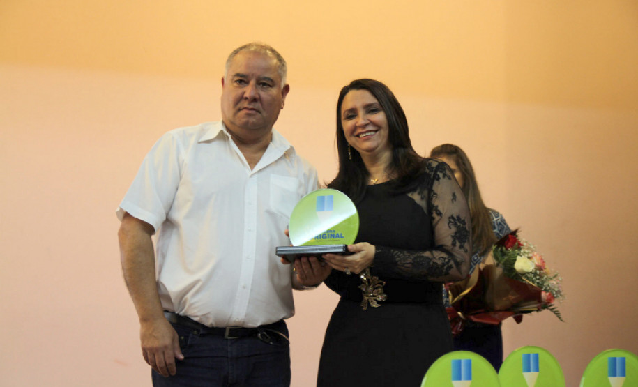 Alunos e professores participam de evento contra a pirataria Alunos e professores de colégios estaduais participam da Semana Original, evento de combate à pirataria que acontece de 9 a 12 de dezembro, em Curitiba. A ação é promovida pelo Sindicato Nacional dos Analistas Tributários da Receita Federal (Sindireceita) e o Instituto Brasileiro de Ética Concorrencial para sensibilizar a sociedade quanto à valorização de produtos originais, combate ao contrabando e pirataria, além da importância dos tributos.