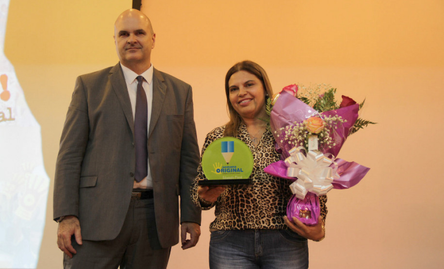 Alunos e professores participam de evento contra a pirataria Alunos e professores de colégios estaduais participam da Semana Original, evento de combate à pirataria que acontece de 9 a 12 de dezembro, em Curitiba. A ação é promovida pelo Sindicato Nacional dos Analistas Tributários da Receita Federal (Sindireceita) e o Instituto Brasileiro de Ética Concorrencial para sensibilizar a sociedade quanto à valorização de produtos originais, combate ao contrabando e pirataria, além da importância dos tributos.