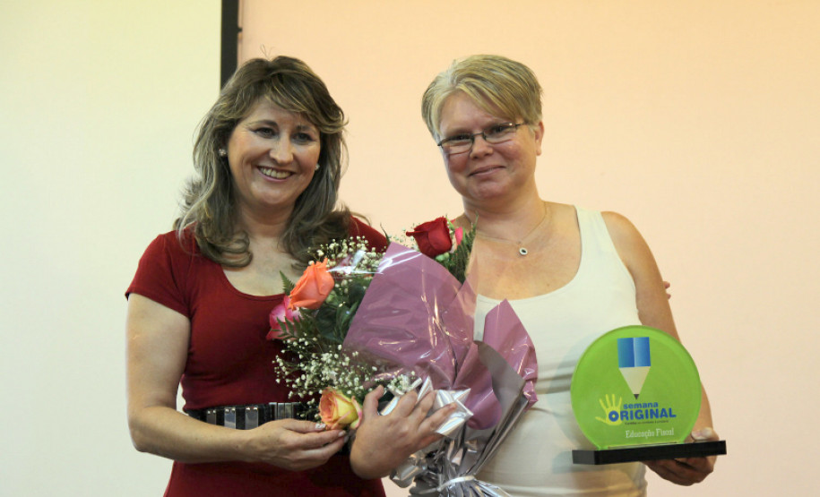 Alunos e professores participam de evento contra a pirataria Alunos e professores de colégios estaduais participam da Semana Original, evento de combate à pirataria que acontece de 9 a 12 de dezembro, em Curitiba. A ação é promovida pelo Sindicato Nacional dos Analistas Tributários da Receita Federal (Sindireceita) e o Instituto Brasileiro de Ética Concorrencial para sensibilizar a sociedade quanto à valorização de produtos originais, combate ao contrabando e pirataria, além da importância dos tributos.