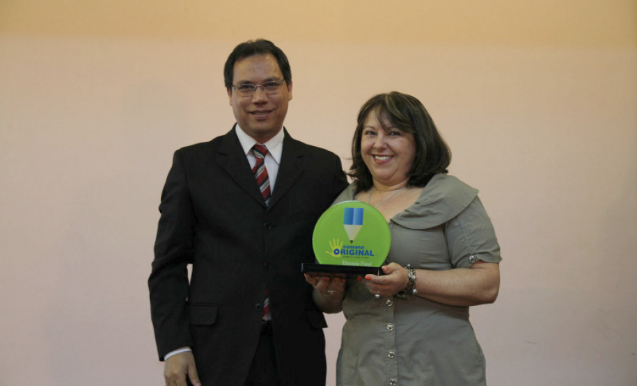 Alunos e professores participam de evento contra a pirataria Alunos e professores de colégios estaduais participam da Semana Original, evento de combate à pirataria que acontece de 9 a 12 de dezembro, em Curitiba. A ação é promovida pelo Sindicato Nacional dos Analistas Tributários da Receita Federal (Sindireceita) e o Instituto Brasileiro de Ética Concorrencial para sensibilizar a sociedade quanto à valorização de produtos originais, combate ao contrabando e pirataria, além da importância dos tributos.