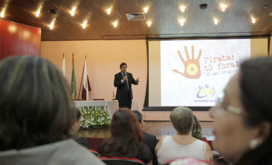 Alunos e professores participam de evento contra a pirataria Alunos e professores de colégios estaduais participam da Semana Original, evento de combate à pirataria que acontece de 9 a 12 de dezembro, em Curitiba. A ação é promovida pelo Sindicato Nacional dos Analistas Tributários da Receita Federal (Sindireceita) e o Instituto Brasileiro de Ética Concorrencial para sensibilizar a sociedade quanto à valorização de produtos originais, combate ao contrabando e pirataria, além da importância dos tributos.