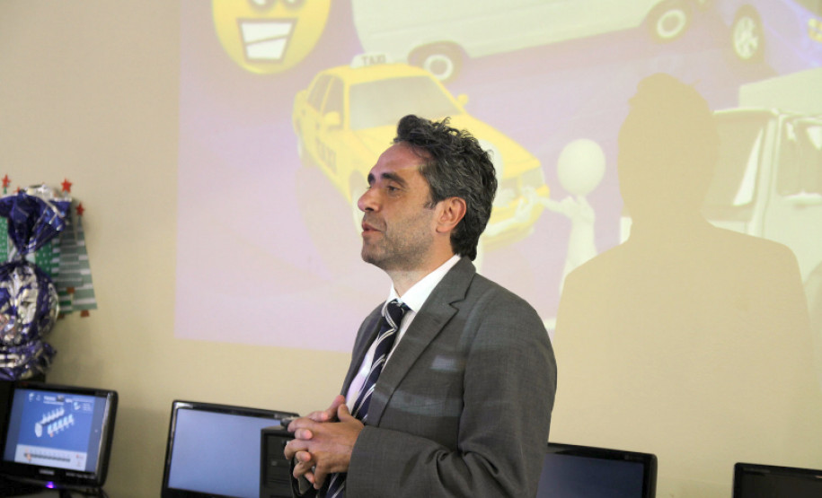 Alunos e professores participam de evento contra a pirataria Alunos e professores de colégios estaduais participam da Semana Original, evento de combate à pirataria que acontece de 9 a 12 de dezembro, em Curitiba. A ação é promovida pelo Sindicato Nacional dos Analistas Tributários da Receita Federal (Sindireceita) e o Instituto Brasileiro de Ética Concorrencial para sensibilizar a sociedade quanto à valorização de produtos originais, combate ao contrabando e pirataria, além da importância dos tributos.