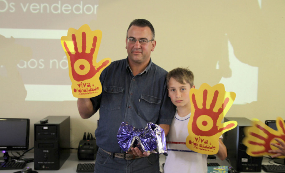 Alunos e professores participam de evento contra a pirataria Alunos e professores de colégios estaduais participam da Semana Original, evento de combate à pirataria que acontece de 9 a 12 de dezembro, em Curitiba. A ação é promovida pelo Sindicato Nacional dos Analistas Tributários da Receita Federal (Sindireceita) e o Instituto Brasileiro de Ética Concorrencial para sensibilizar a sociedade quanto à valorização de produtos originais, combate ao contrabando e pirataria, além da importância dos tributos.