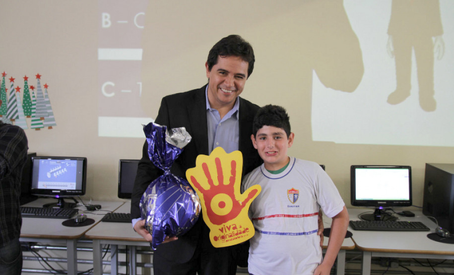 Alunos e professores participam de evento contra a pirataria Alunos e professores de colégios estaduais participam da Semana Original, evento de combate à pirataria que acontece de 9 a 12 de dezembro, em Curitiba. A ação é promovida pelo Sindicato Nacional dos Analistas Tributários da Receita Federal (Sindireceita) e o Instituto Brasileiro de Ética Concorrencial para sensibilizar a sociedade quanto à valorização de produtos originais, combate ao contrabando e pirataria, além da importância dos tributos.