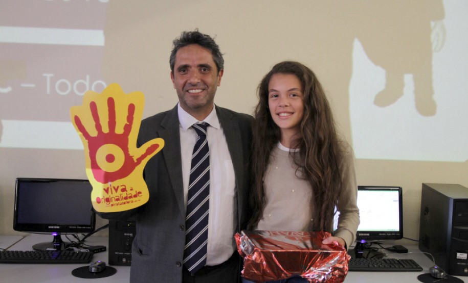 Alunos e professores participam de evento contra a pirataria Alunos e professores de colégios estaduais participam da Semana Original, evento de combate à pirataria que acontece de 9 a 12 de dezembro, em Curitiba. A ação é promovida pelo Sindicato Nacional dos Analistas Tributários da Receita Federal (Sindireceita) e o Instituto Brasileiro de Ética Concorrencial para sensibilizar a sociedade quanto à valorização de produtos originais, combate ao contrabando e pirataria, além da importância dos tributos.