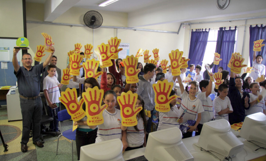Alunos e professores participam de evento contra a pirataria Alunos e professores de colégios estaduais participam da Semana Original, evento de combate à pirataria que acontece de 9 a 12 de dezembro, em Curitiba. A ação é promovida pelo Sindicato Nacional dos Analistas Tributários da Receita Federal (Sindireceita) e o Instituto Brasileiro de Ética Concorrencial para sensibilizar a sociedade quanto à valorização de produtos originais, combate ao contrabando e pirataria, além da importância dos tributos.