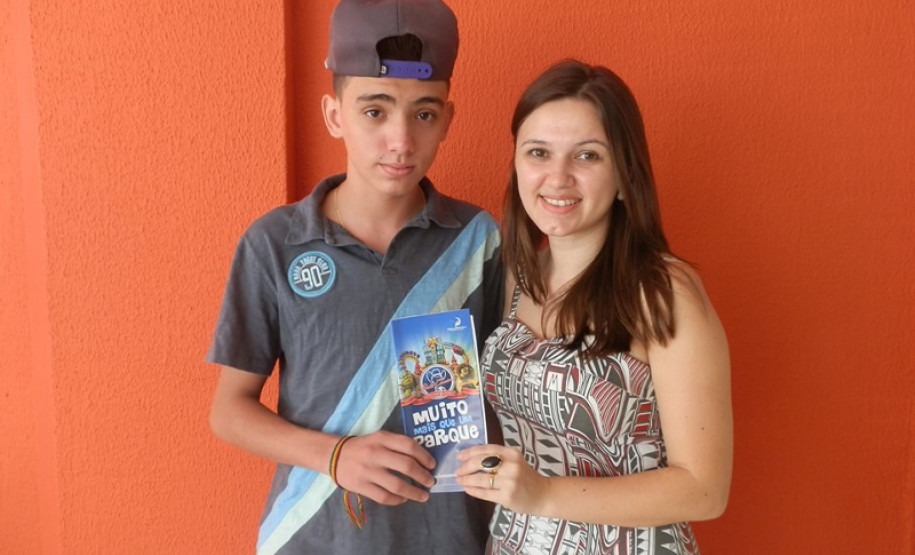 No Colégio Estadual Dario Vellozo, em Toledo, alunos de 6º e 7º anos produzem materiais em espanhol: o Dario em tiritas, um gibi que retrata assuntos cotidianos, e o Periódico en Español, um jornal que aborda ações da escola, cultura e sociedade. A atividade faz parte das aulas de Língua Estrangeira ministrada pela professora Eide Reati do Prado e conta com o apoio da professora de arrte Rose Bucalão. A iniciativa foi destaque na revista especializada Nova Escola, de circulação nacional.