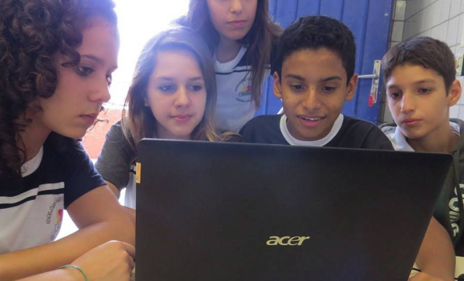 No Colégio Estadual Dario Vellozo, em Toledo, alunos de 6º e 7º anos produzem materiais em espanhol: o Dario em tiritas, um gibi que retrata assuntos cotidianos, e o Periódico en Español, um jornal que aborda ações da escola, cultura e sociedade. A atividade faz parte das aulas de Língua Estrangeira ministrada pela professora Eide Reati do Prado e conta com o apoio da professora de arrte Rose Bucalão. A iniciativa foi destaque na revista especializada Nova Escola, de circulação nacional.