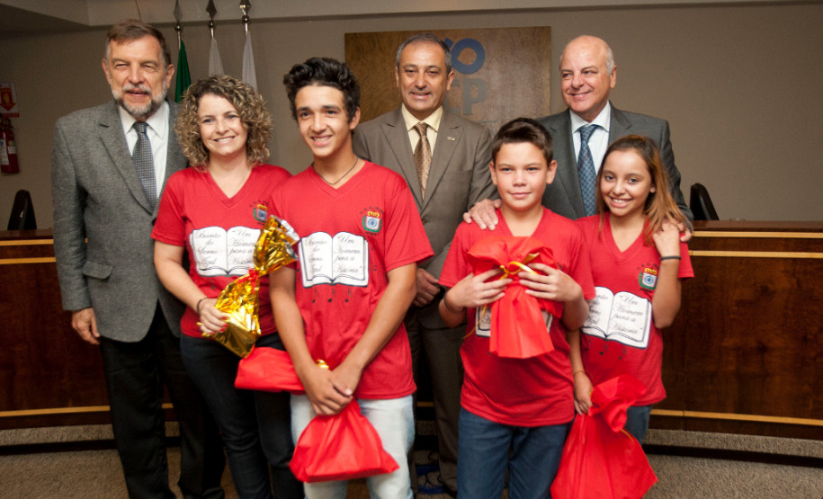 O concurso organizado pela Associação Comercial do Paraná e Secretaria de Estado da Educação permite que os alunos da rede pública estadual conheçam um pouco mais da vida e do trabalho de Ildefonso Pereira Correia, o Barão do Serro Azul. O trabalho também incentiva a formação cidadã dos estudantes. Na foto alunos do Colégio Estadual Dom Pedro I, da cidade de Pitanga. 10-12-14.