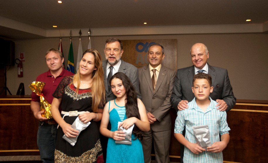 O concurso organizado pela Associação Comercial do Paraná e Secretaria de Estado da Educação permite que os alunos da rede pública estadual conheçam um pouco mais da vida e do trabalho de Ildefonso Pereira Correia, o Barão do Serro Azul. O trabalho também incentiva a formação cidadã dos estudantes. Na foto os alunos do Colégio Estadual Professora Joana Torres Pereira da cidade de Castro. 10-12-14.