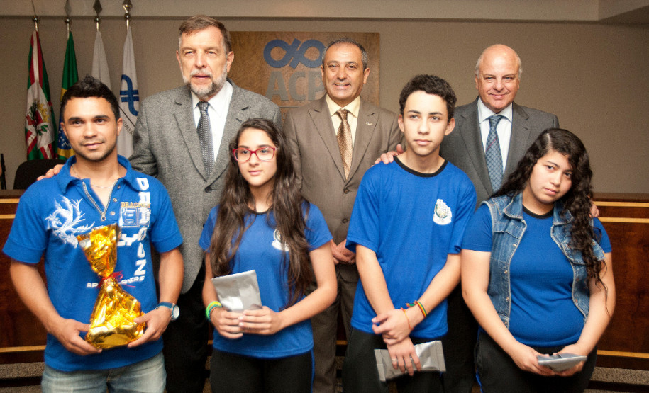 O concurso organizado pela Associação Comercial do Paraná e Secretaria de Estado da Educação permite que os alunos da rede pública estadual conheçam um pouco mais da vida e do trabalho de Ildefonso Pereira Correia, o Barão do Serro Azul. O trabalho também incentiva a formação cidadã dos estudantes. Na foto os alunos do Colégio Estadual Beatriz Faria Ansay da cidade de Curitiba. 10-12-14.