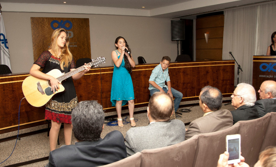 O concurso organizado pela Associação Comercial do Paraná e Secretaria de Estado da Educação permite que os alunos da rede pública estadual conheçam um pouco mais da vida e do trabalho de Ildefonso Pereira Correia, o Barão do Serro Azul. O trabalho também incentiva a formação cidadã dos estudantes. Na foto os alunos do Colégio Estadual Professora Joana Torres Pereira da cidade de Castro. 10-12-14.