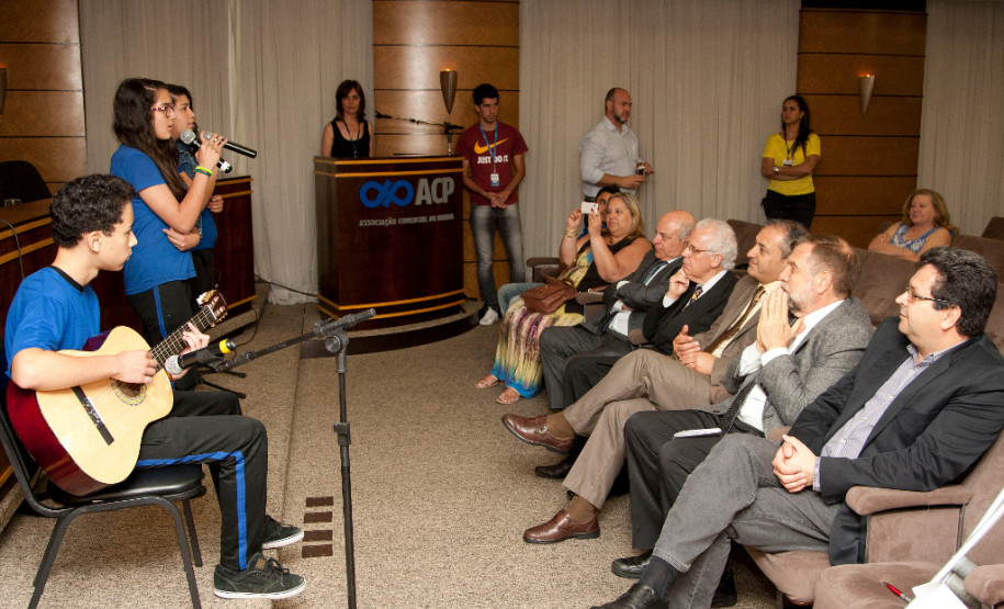 O concurso organizado pela Associação Comercial do Paraná e Secretaria de Estado da Educação permite que os alunos da rede pública estadual conheçam um pouco mais da vida e do trabalho de Ildefonso Pereira Correia, o Barão do Serro Azul. O trabalho também incentiva a formação cidadã dos estudantes. Na foto os alunos do Colegio Estadual Beatriz Faria Ansay da cidade de Curitiba. 10-12-14.