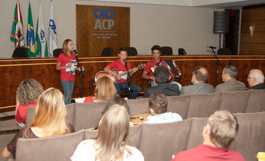 O concurso organizado pela Associação Comercial do Paraná e Secretaria de Estado da Educação permite que os alunos da rede pública estadual conheçam um pouco mais da vida e do trabalho de Ildefonso Pereira Correia, o Barão do Serro Azul. O trabalho também incentiva a formação cidadã dos estudantes. Na foto alunos do Colegio Estadual Dom Pedro I da cidade de Pitanga. 10-12-14.