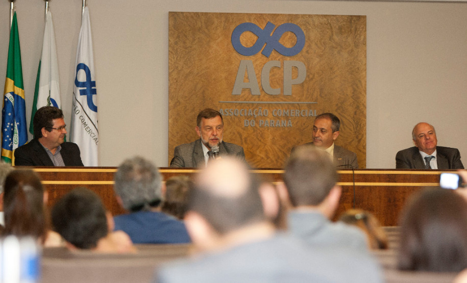 O concurso organizado pela Associação Comercial do Paraná e Secretaria de Estado da Educação permite que os alunos da rede pública estadual conheçam um pouco mais da vida e do trabalho de Ildefonso Pereira Correia, o Barão do Serro Azul. O trabalho também incentiva a formação cidadã dos estudantes. 10-12-14.