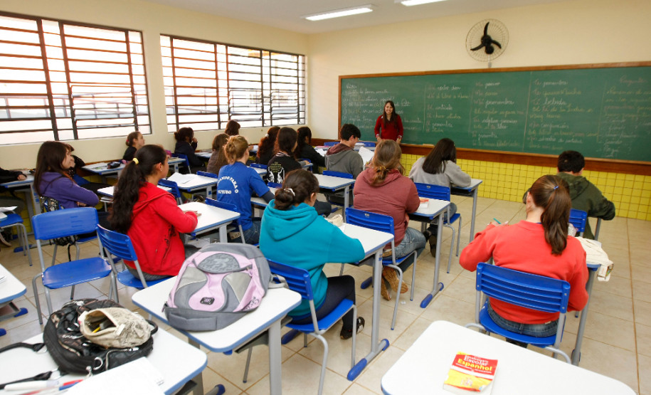 Os pais ou responsáveis que pretendem matricular o filho em um colégio estadual devem procurar a escola mais próxima de sua residência
