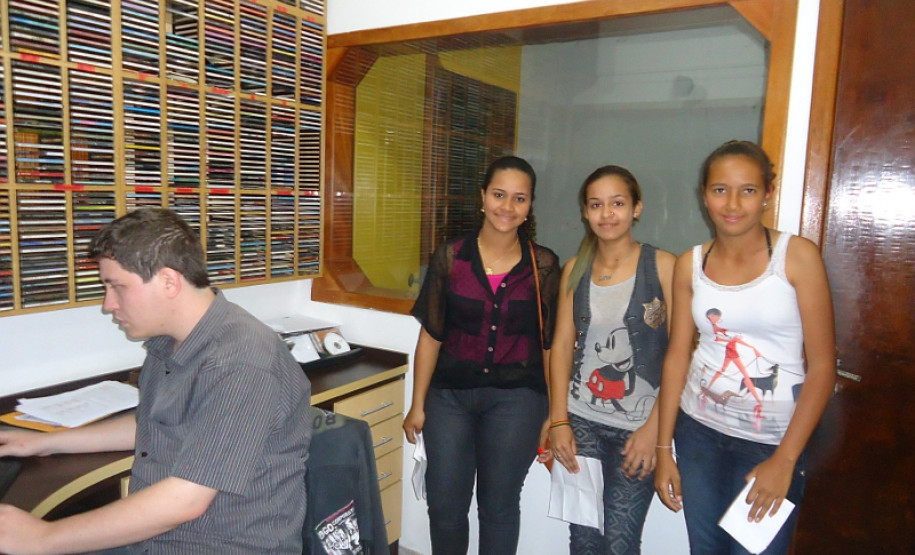 A radionovela, sucesso das rádios brasileiras entre as décadas de 1940 e 1960, foi resgatada pelo Colégio Estadual Abraham Lincoln, do município de Kaloré para desenvolver o hábito da leitura entre os estudantes