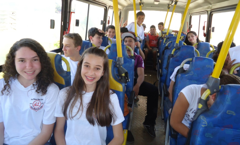 A radionovela, sucesso das rádios brasileiras entre as décadas de 1940 e 1960, foi resgatada pelo Colégio Estadual Abraham Lincoln, do município de Kaloré para desenvolver o hábito da leitura entre os estudantes