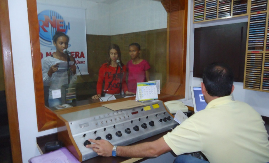 A radionovela, sucesso das rádios brasileiras entre as décadas de 1940 e 1960, foi resgatada pelo Colégio Estadual Abraham Lincoln, do município de Kaloré para desenvolver o hábito da leitura entre os estudantes