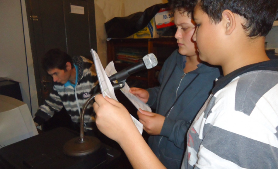 A radionovela, sucesso das rádios brasileiras entre as décadas de 1940 e 1960, foi resgatada pelo Colégio Estadual Abraham Lincoln, do município de Kaloré para desenvolver o hábito da leitura entre os estudantes