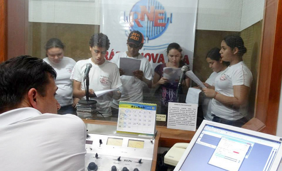 A radionovela, sucesso das rádios brasileiras entre as décadas de 1940 e 1960, foi resgatada pelo Colégio Estadual Abraham Lincoln, do município de Kaloré para desenvolver o hábito da leitura entre os estudantes