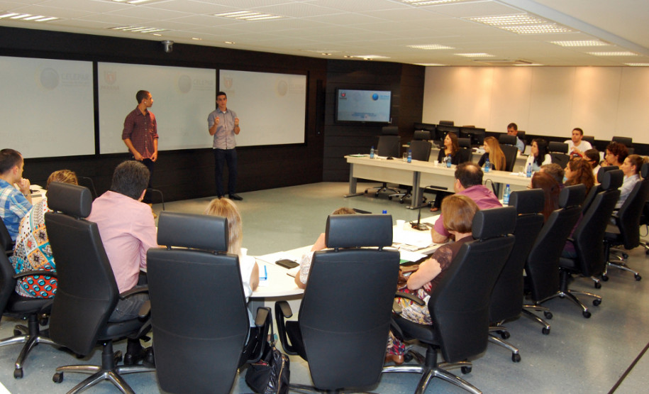 Os estagiários da Secretaria de Estado da Educação apresentaram nessa quinta-feira (11), em Curitiba, propostas de reformulação do ambiente Alunos, do Portal Dia a Dia Educação. O objetivo do projeto é auxiliar com possíveis mudanças para aproximar ainda mais os estudantes da rede estadual de ensino aos conteúdos do portal educacional.