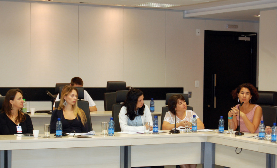 Os estagiários da Secretaria de Estado da Educação apresentaram nessa quinta-feira (11), em Curitiba, propostas de reformulação do ambiente Alunos, do Portal Dia a Dia Educação. O objetivo do projeto é auxiliar com possíveis mudanças para aproximar ainda mais os estudantes da rede estadual de ensino aos conteúdos do portal educacional.