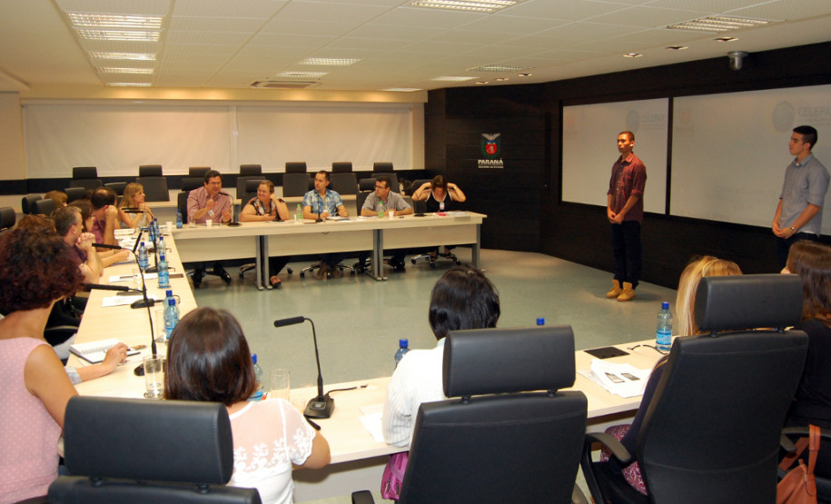 Os estagiários da Secretaria de Estado da Educação apresentaram nessa quinta-feira (11), em Curitiba, propostas de reformulação do ambiente Alunos, do Portal Dia a Dia Educação. O objetivo do projeto é auxiliar com possíveis mudanças para aproximar ainda mais os estudantes da rede estadual de ensino aos conteúdos do portal educacional.
