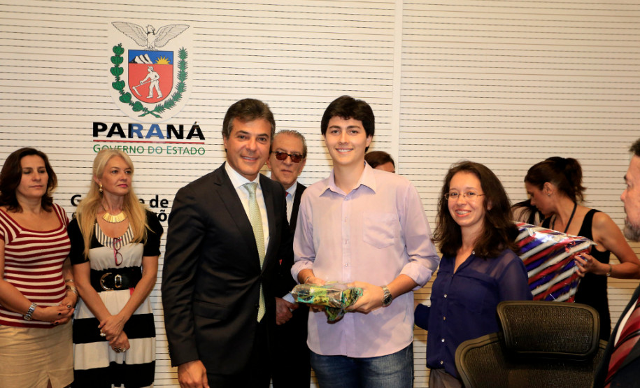 Foram premiados nesta segunda-feira (8) os alunos vencedores do Concurso “50 Anos do Golpe de 64 - Para Que Não Se Esqueça, Para Que Nunca Mais Aconteça”. Participaram estudantes do ensino médio de toda a rede estadual de ensino do Paraná, nas categorias Composição Visual (cartaz) e Curta Metragem/documentário (vídeo com até 10 minutos).