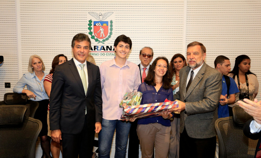 Foram premiados nesta segunda-feira (8) os alunos vencedores do Concurso “50 Anos do Golpe de 64 - Para Que Não Se Esqueça, Para Que Nunca Mais Aconteça”. Participaram estudantes do ensino médio de toda a rede estadual de ensino do Paraná, nas categorias Composição Visual (cartaz) e Curta Metragem/documentário (vídeo com até 10 minutos).