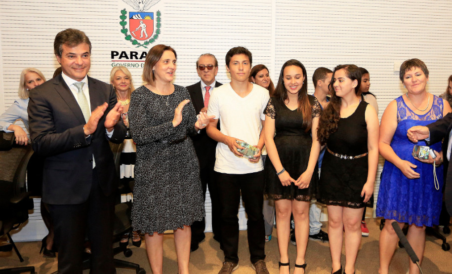Foram premiados nesta segunda-feira (8) os alunos vencedores do Concurso “50 Anos do Golpe de 64 - Para Que Não Se Esqueça, Para Que Nunca Mais Aconteça”. Participaram estudantes do ensino médio de toda a rede estadual de ensino do Paraná, nas categorias Composição Visual (cartaz) e Curta Metragem/documentário (vídeo com até 10 minutos).