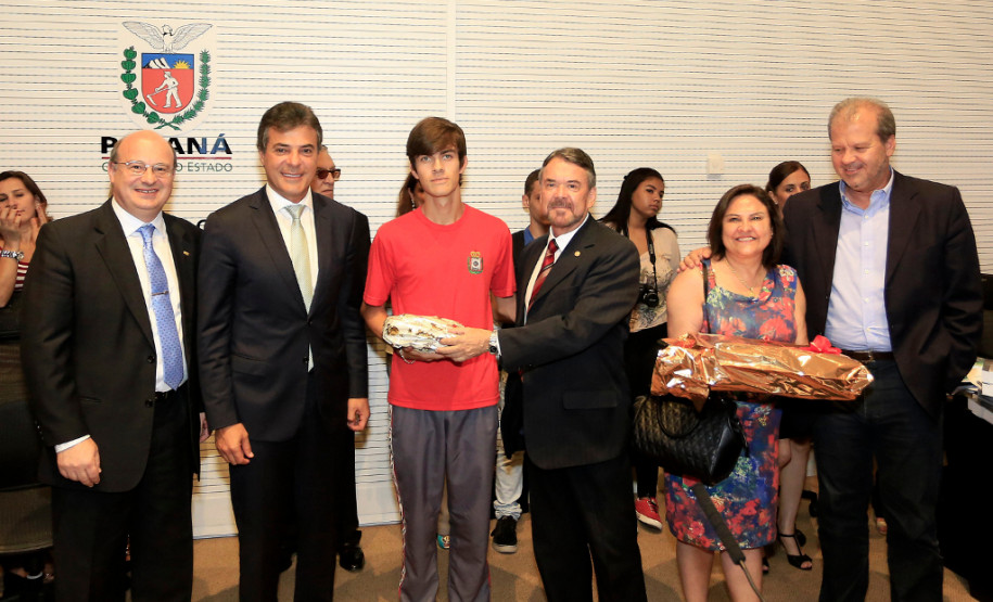 Foram premiados nesta segunda-feira (8) os alunos vencedores do Concurso “50 Anos do Golpe de 64 - Para Que Não Se Esqueça, Para Que Nunca Mais Aconteça”. Participaram estudantes do ensino médio de toda a rede estadual de ensino do Paraná, nas categorias Composição Visual (cartaz) e Curta Metragem/documentário (vídeo com até 10 minutos).