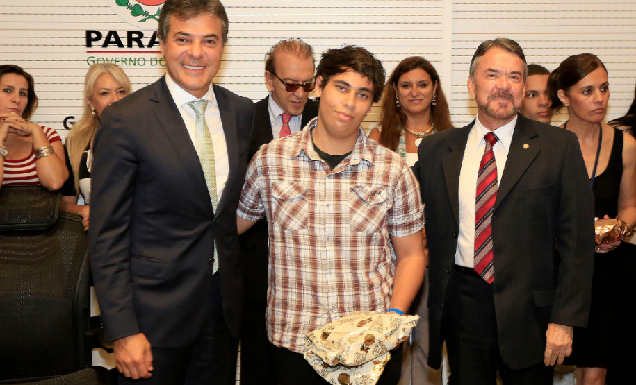 Foram premiados nesta segunda-feira (8) os alunos vencedores do Concurso “50 Anos do Golpe de 64 - Para Que Não Se Esqueça, Para Que Nunca Mais Aconteça”. Participaram estudantes do ensino médio de toda a rede estadual de ensino do Paraná, nas categorias Composição Visual (cartaz) e Curta Metragem/documentário (vídeo com até 10 minutos).