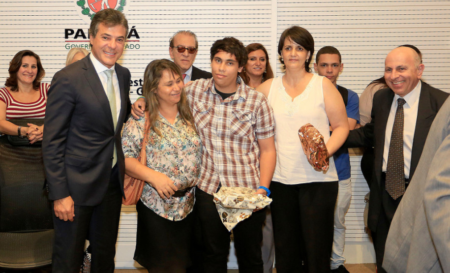Foram premiados nesta segunda-feira (8) os alunos vencedores do Concurso “50 Anos do Golpe de 64 - Para Que Não Se Esqueça, Para Que Nunca Mais Aconteça”. Participaram estudantes do ensino médio de toda a rede estadual de ensino do Paraná, nas categorias Composição Visual (cartaz) e Curta Metragem/documentário (vídeo com até 10 minutos).